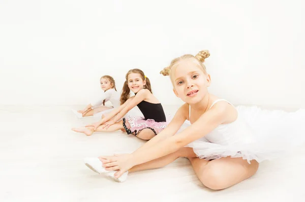 Meninas praticando ballet — Fotografia de Stock