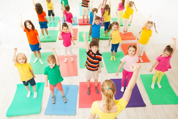 mutlu çocuklar jimnastik pratik