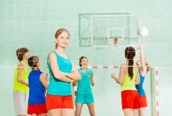 Adolescentes em ação durante o voleibol — Fotografia de Stock