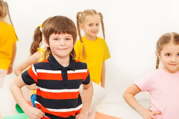 Niños felices practicando gimnasia —  Fotos de Stock