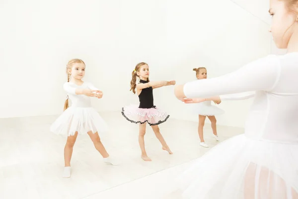 Meninas praticando ballet — Fotografia de Stock