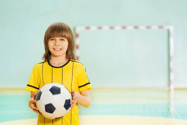 Sonriente chico sosteniendo fútbol pelota — Foto de Stock