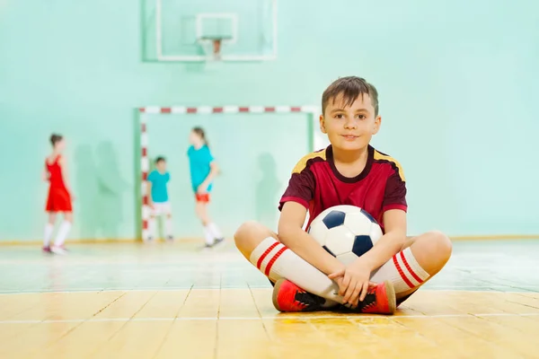 Rapaz feliz com bola de futebol — Fotografia de Stock