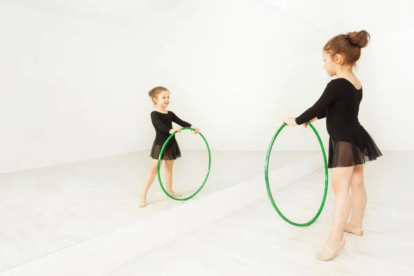 Riflessione di piccola ginnasta con hula hoop — Foto Stock