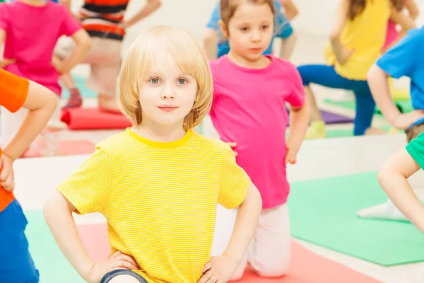 mutlu çocuklar jimnastik pratik