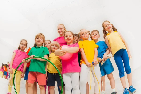 Meisjes en jongens in de kleuterschool — Stockfoto