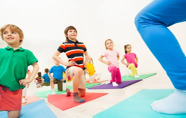 Boldog gyerekek gimnasztikai gyakorlás — Stock Fotó