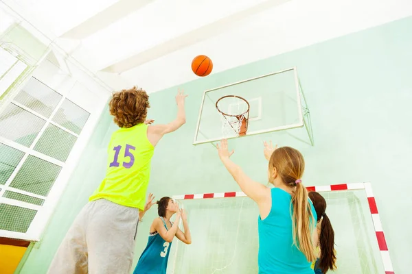 Niñas con niño durante el partido de voleibol — Foto de Stock