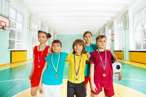 Meninos e meninas com medalhas — Fotografia de Stock