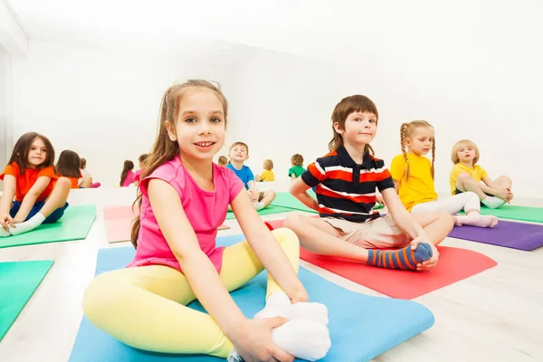 Szczęśliwy kids ćwiczenia gimnastyczne — Zdjęcie stockowe