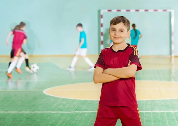 Menino feliz de pé na sala de esportes — Fotografia de Stock