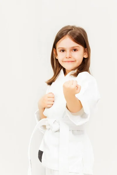 Meisje in kimono opleiding karate — Stockfoto