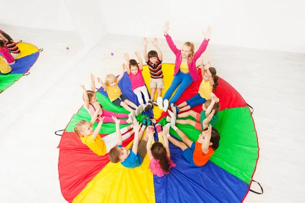 Meninas e meninos com paraquedas — Fotografia de Stock