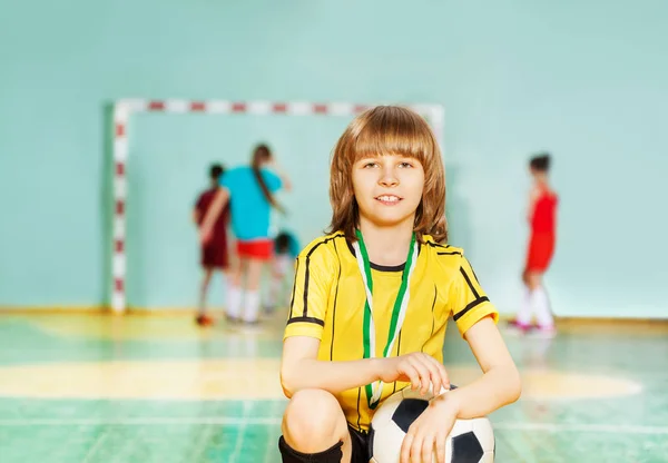 Niño feliz con pelota de fútbol — Foto de Stock