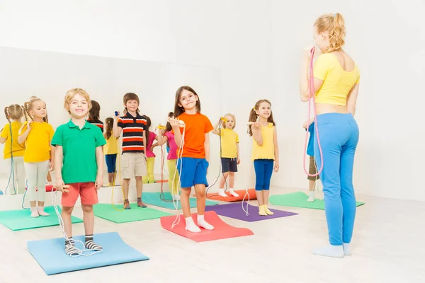 İp atlama kullanarak Koç çocuklarla