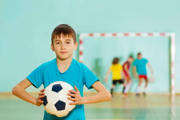 Garçon heureux avec ballon de football — Photo