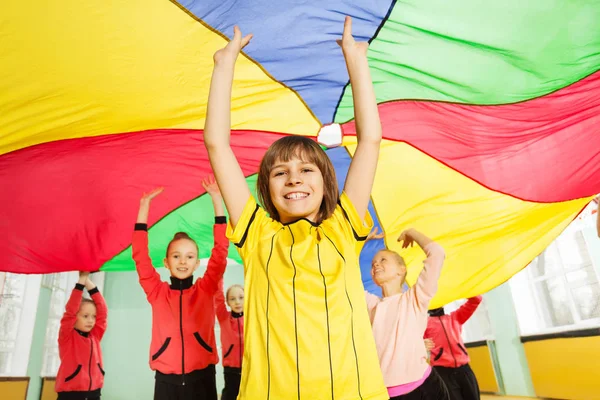 Мальчик и девочки играют в парашютные игры — стоковое фото