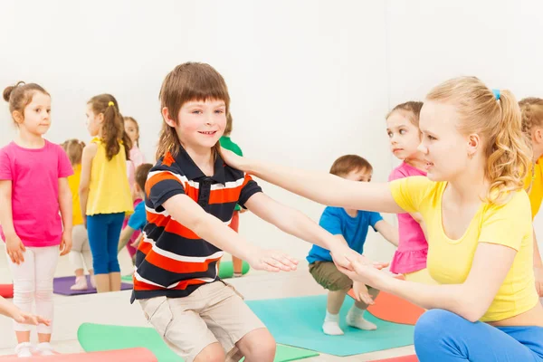 Szczęśliwy kids ćwiczenia gimnastyczne — Zdjęcie stockowe