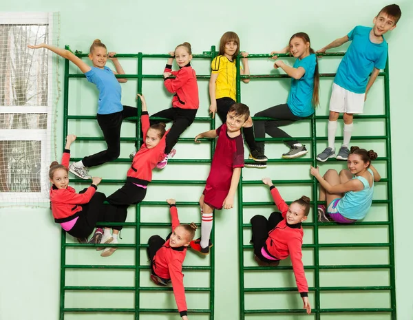 Jongens en meisjes op balken van / wandmodel — Stockfoto