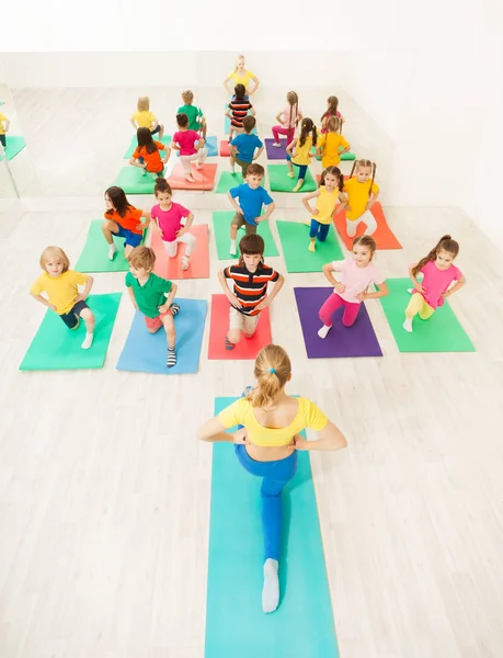 Bambini felici che praticano ginnastica — Foto Stock