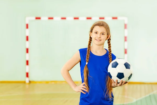Dziewczynę stojącą piłkę — Zdjęcie stockowe