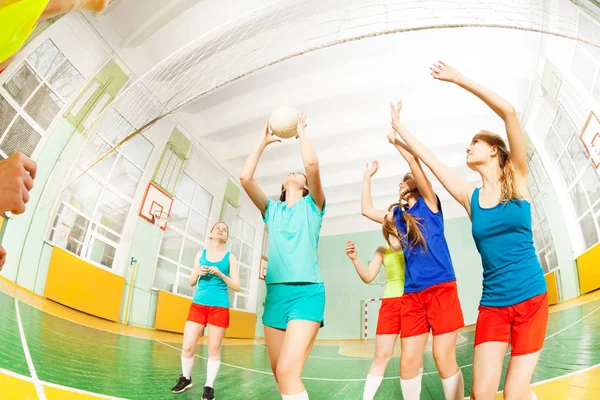 Adolescentes em ação durante o voleibol — Fotografia de Stock