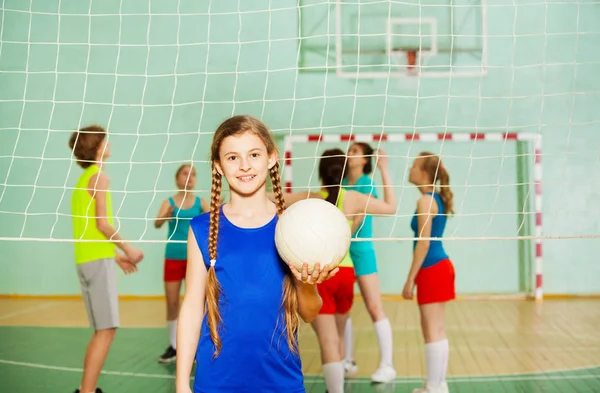 Adolescentes durante el entrenamiento de voleibol — Foto de Stock