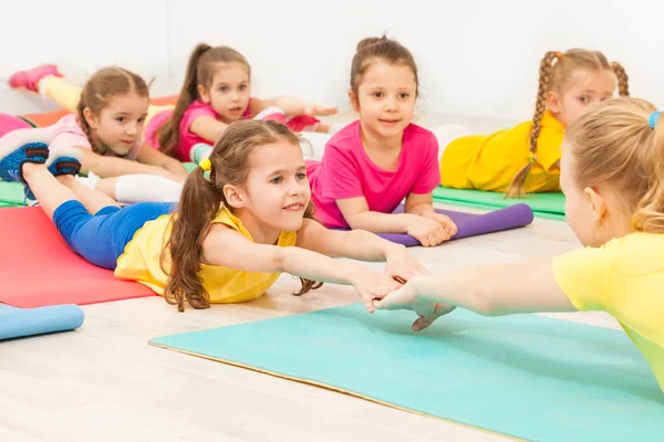 Счастливые дети практикующие гимнастику — стоковое фото