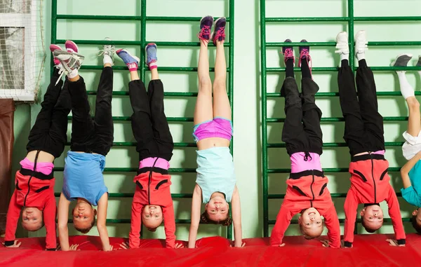 Niños y niñas haciendo posición de pie de mano —  Fotos de Stock