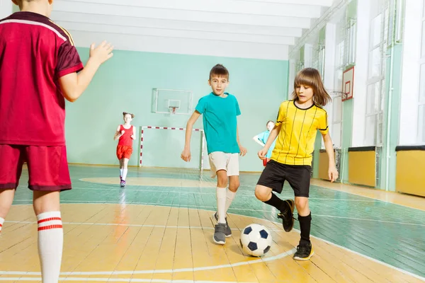 Niños y niñas entrenando fútbol —  Fotos de Stock