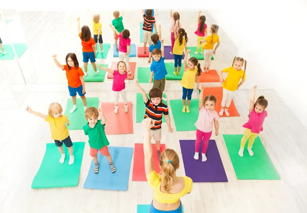 Crianças felizes praticando ginástica — Fotografia de Stock