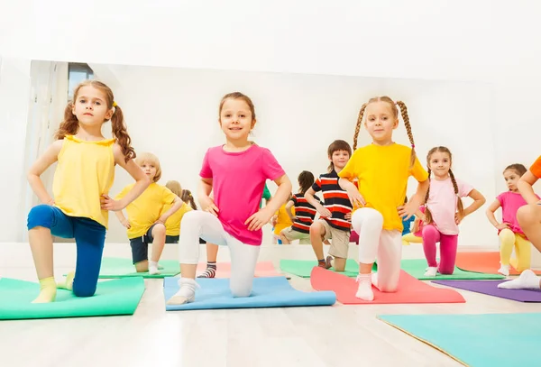 Glada barn tränar gymnastik — Stockfoto