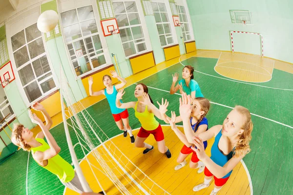 Adolescents pendant l'entraînement de volley-ball — Photo