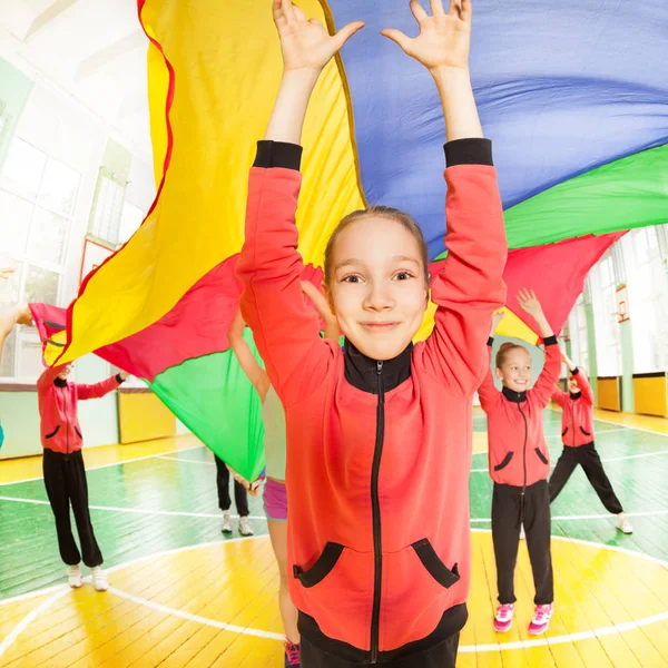 paraşüt oyunları oynayan kızlar