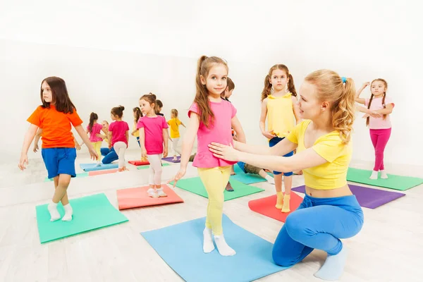 mutlu çocuklar jimnastik pratik