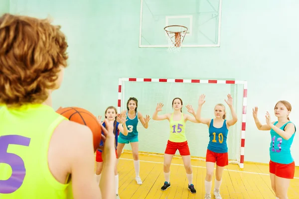 Meninas com menino durante jogo de vôlei — Fotografia de Stock