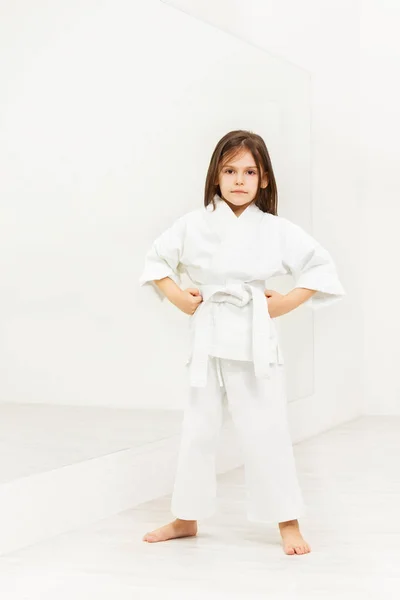 Tjej i kimono utbildning karate — Stockfoto