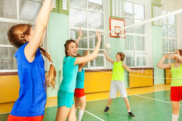Dziewczyny z chłopiec podczas meczu siatkówki — Zdjęcie stockowe