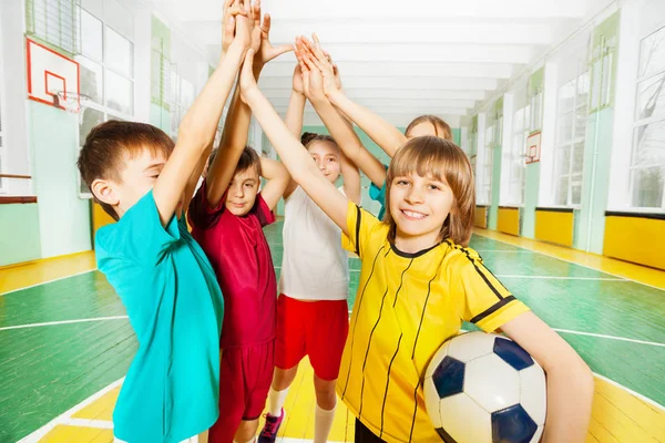 Jungen und Mädchen mit Medaillen — Stockfoto