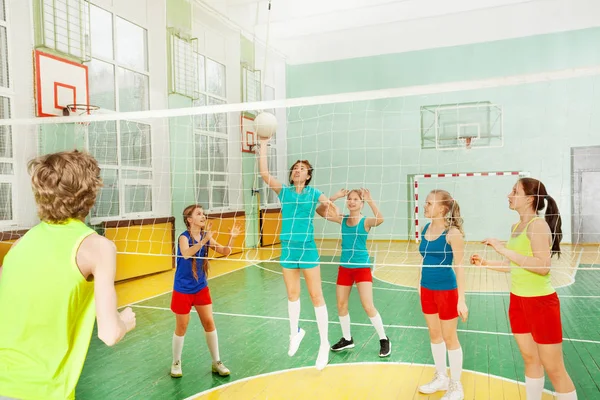 voleybol eğitimi sırasında gençler