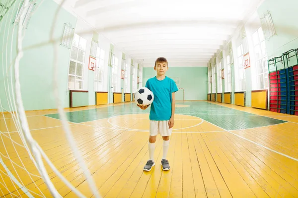 Holding a futball-labda fiú — Stock Fotó