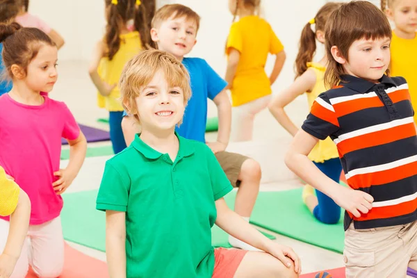 mutlu çocuklar jimnastik pratik