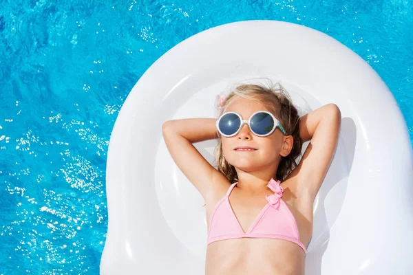 Chica relajante en el colchón en la piscina —  Fotos de Stock