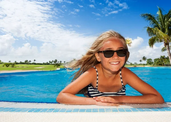 Chica tomando el sol en la piscina — Foto de Stock