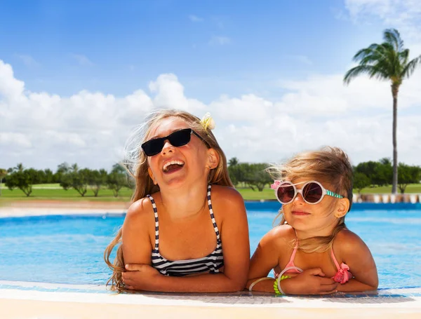 Chicas tomando el sol en la piscina —  Fotos de Stock