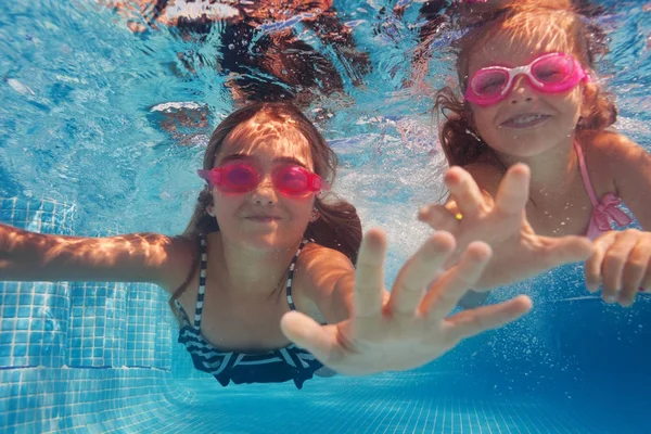 Girls diving under water — Stock Photo, Image