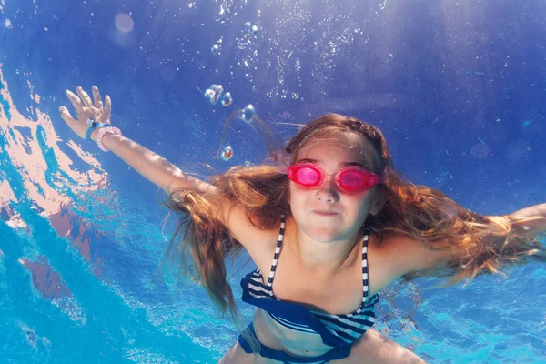Menina mergulho debaixo de água — Fotografia de Stock