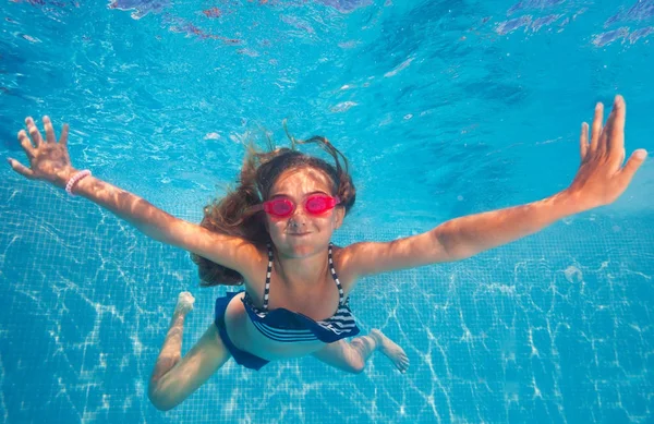Flicka dykning under vatten — Stockfoto