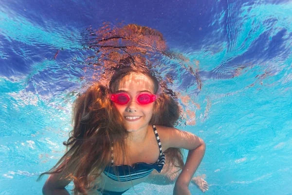 Su altında dalış kız — Stok fotoğraf