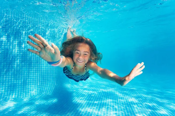 Meisje duiken onder water — Stockfoto